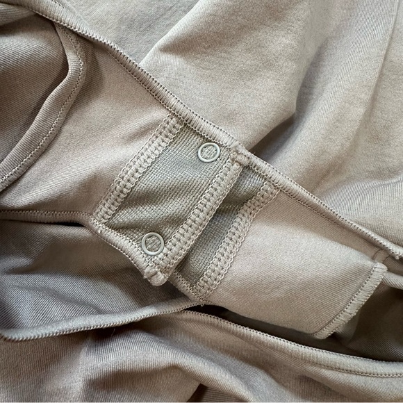 SKIMS Tan Seamless Bodysuit Size S/M - Picture 6 of 7